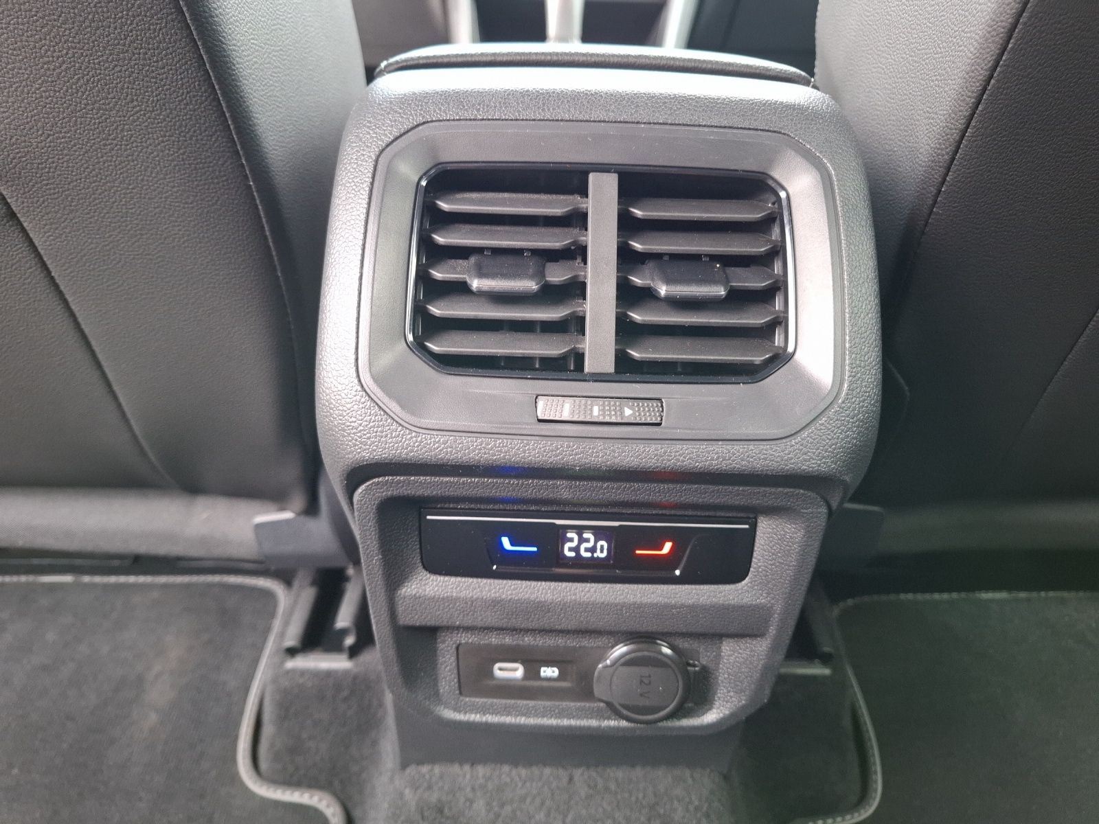 Fahrzeugabbildung Volkswagen Tiguan TDI R-Line DSG 4M Matrix AHK Navi AID ACC