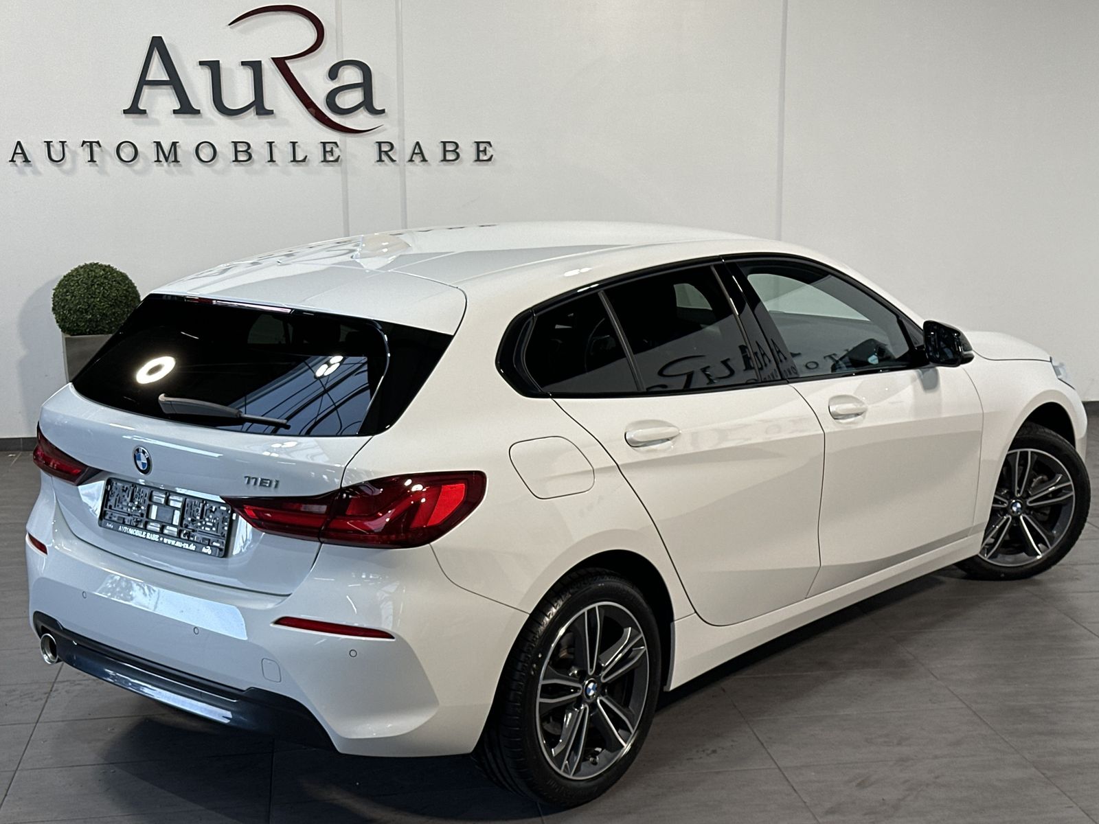 Fahrzeugabbildung BMW 118i 5-Türer Aut. Sport-Line NAV+LED+HIFI+17ZOLL