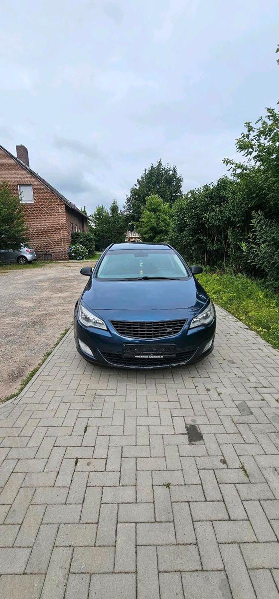 Opel Astra 2011 — rear view