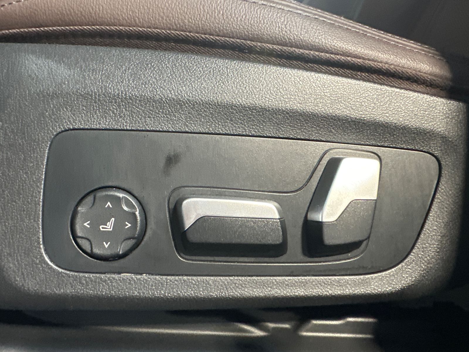 Fahrzeugabbildung BMW X3 xDrive20d NAV+LED+PANO+AHK+STHZ+HUD+SHZ+20ZO