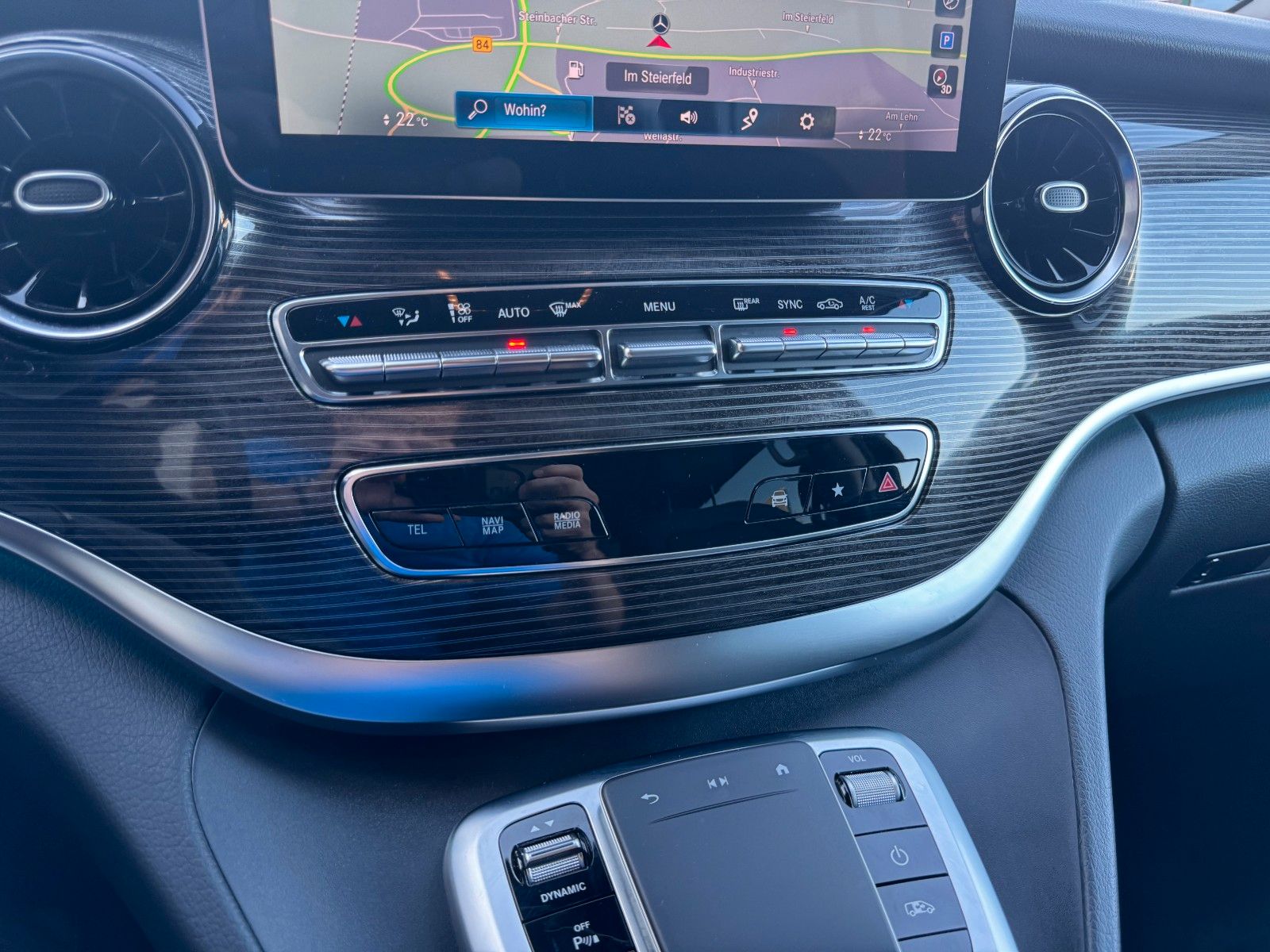 Fahrzeugabbildung Mercedes-Benz V 300 d AVA DISTRONIC AHK2,5to 360Kamera