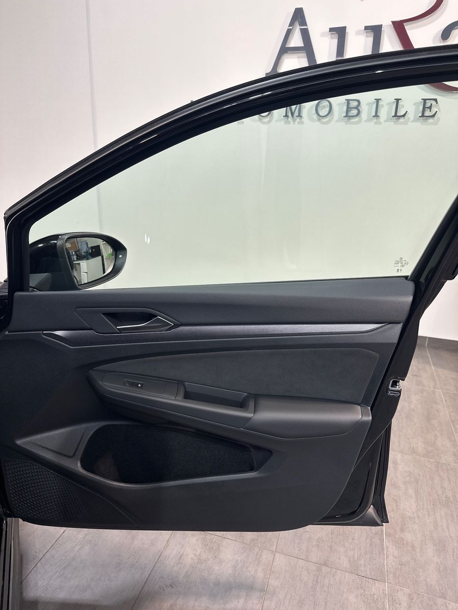 Fahrzeugabbildung Volkswagen Golf 1.5 eTSI R-Line LED+KAM+SHZ+KEYLESS+17ZOLL