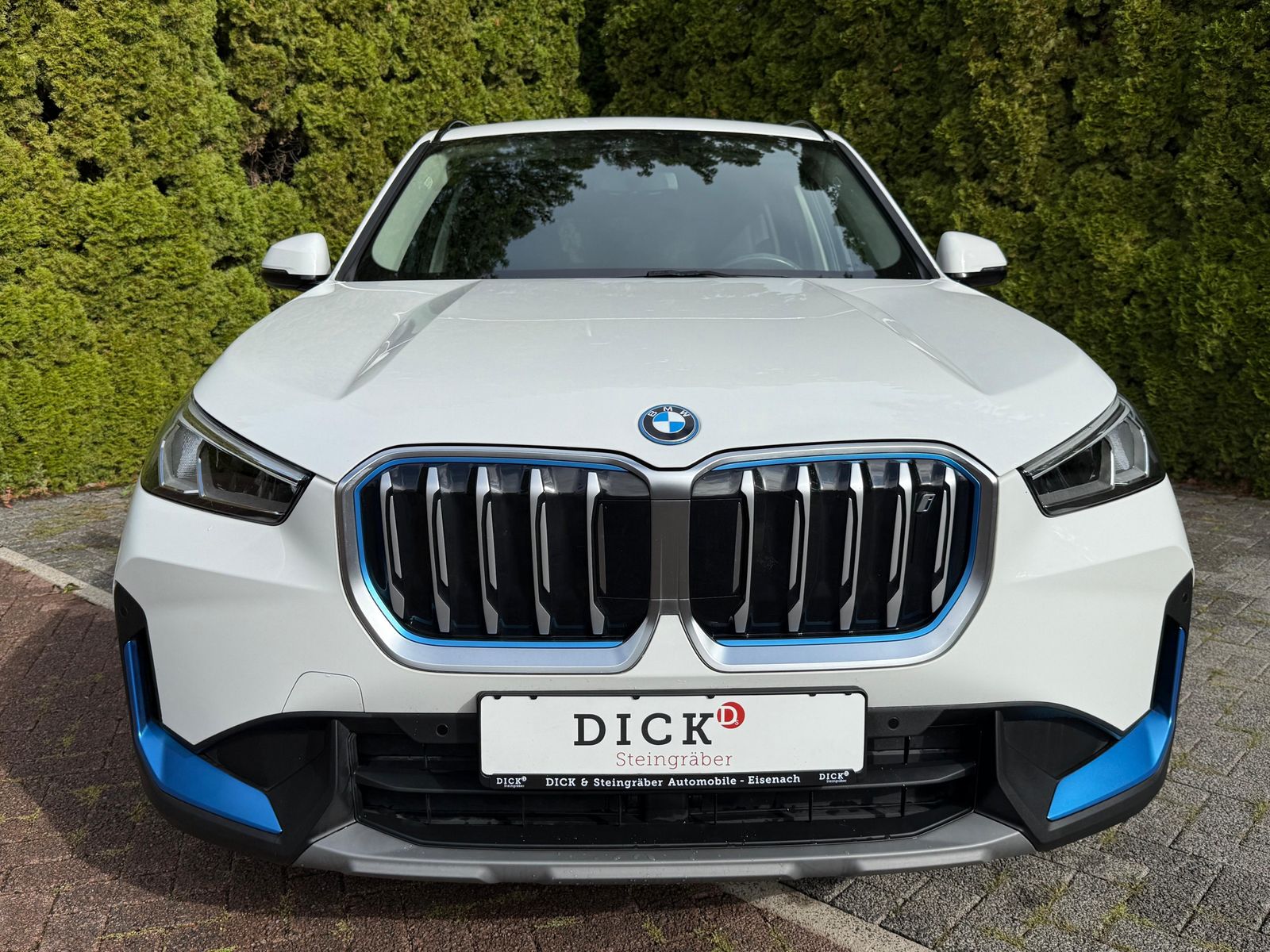 Fahrzeugabbildung BMW iX1 30 xDrive 64 kWh SHADOW+LIFE+SHZ+KAM+LEDER+M