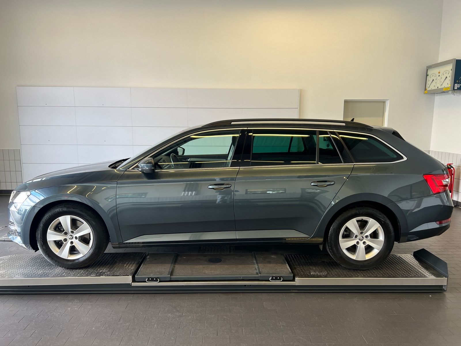 Fahrzeugabbildung SKODA Superb Combi Ambition 1.5 TSI *LED, Climatronic,