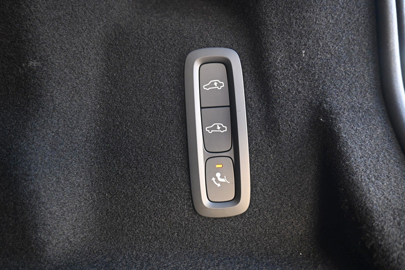 Fahrzeugabbildung Volvo XC60 B5 AWD Ultra Dark*LUFT*360°*ACC*B&W*AHK