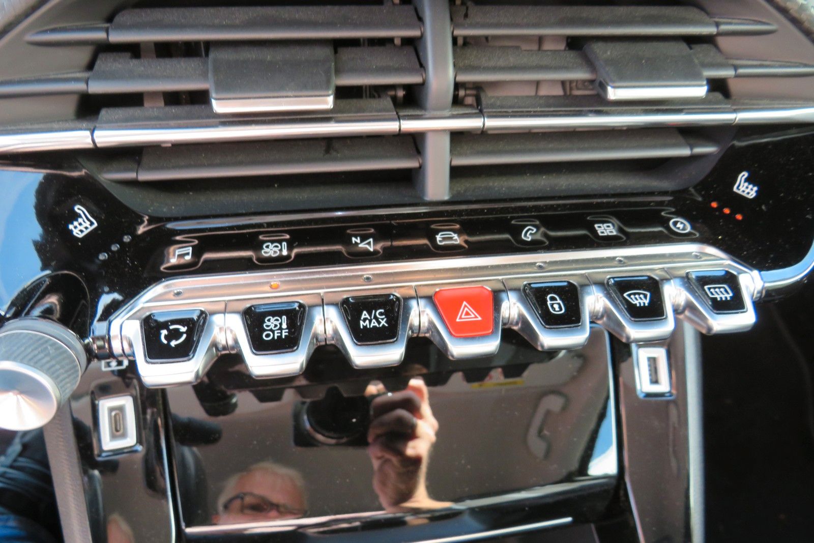 Fahrzeugabbildung Peugeot 2008 e- ALLURE NAVI APP LED SITZH. KAMERA PDC