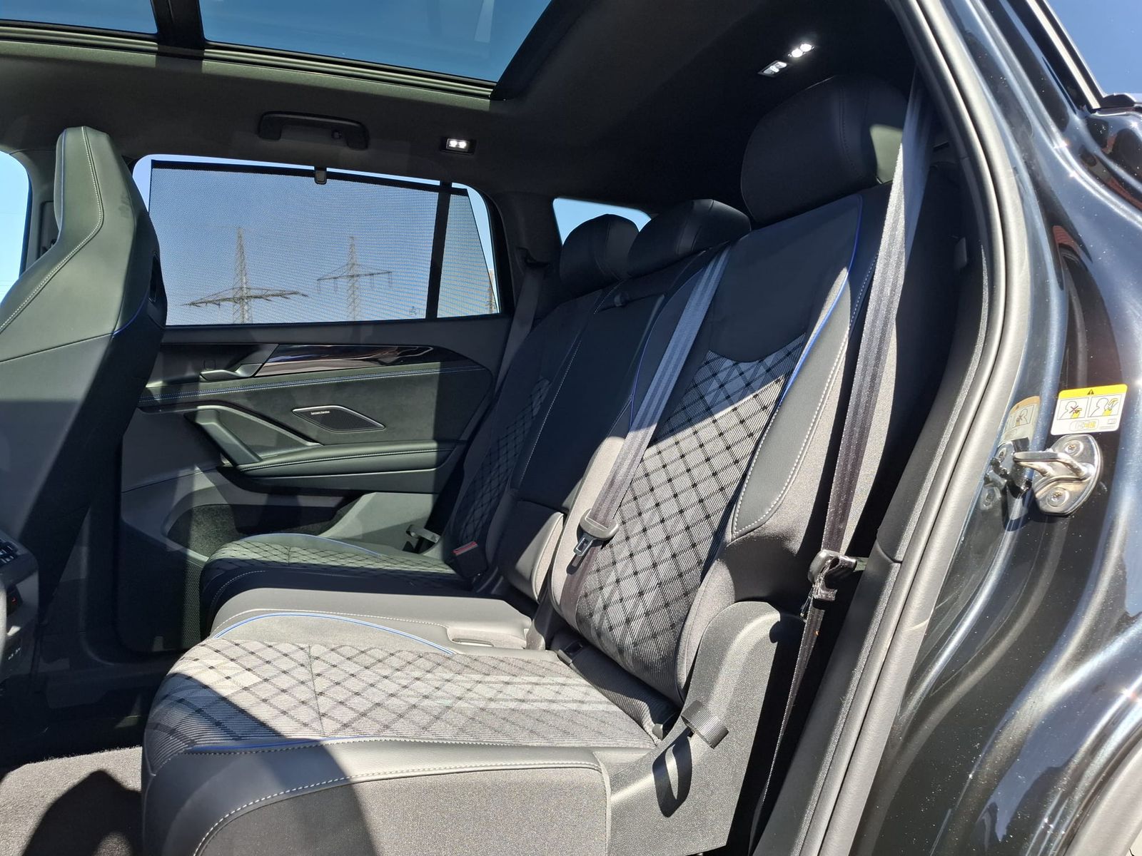 Fahrzeugabbildung Volkswagen Tayron 2.0 TDI 4M R-Line BLACK*7Si*MATRIX*PANO