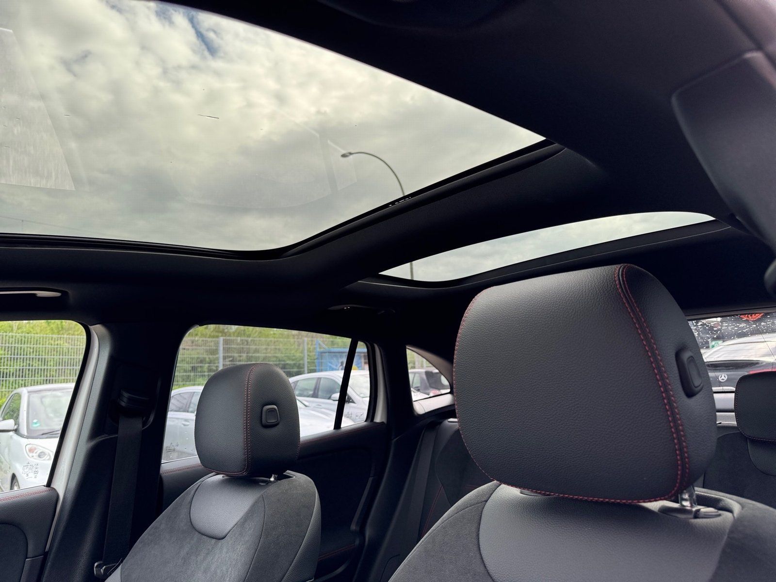 Fahrzeugabbildung Mercedes-Benz GLA 200 AMG Prem Plus*Pano*HUD*Multibeam*Totwink