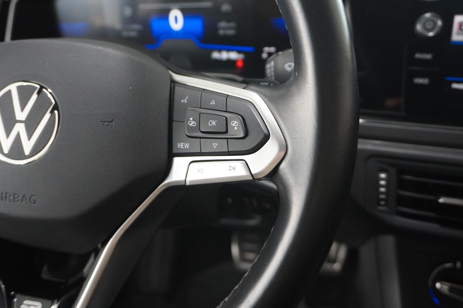 Fahrzeugabbildung Volkswagen Taigo 1.0 TSI R-LINE NAVI/LED/KAMERA/SPORT/DAB+