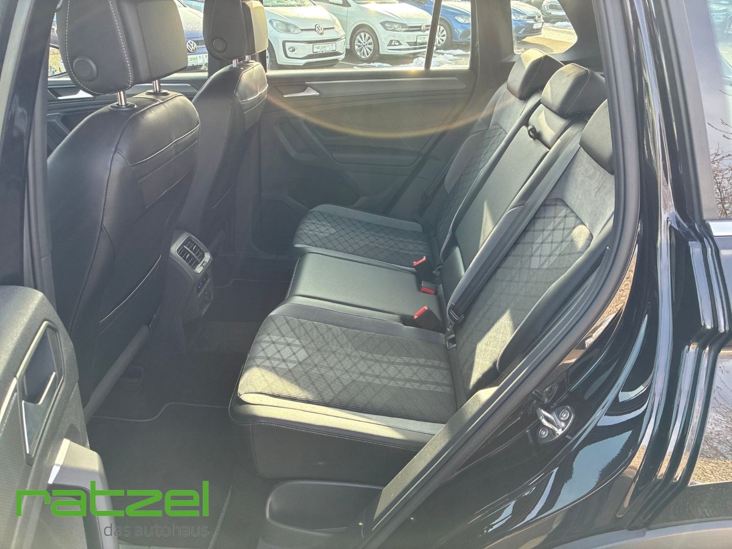 Fahrzeugabbildung Volkswagen Tiguan 2.0 TSI R-Line 4Motion Sportpaket AHK-