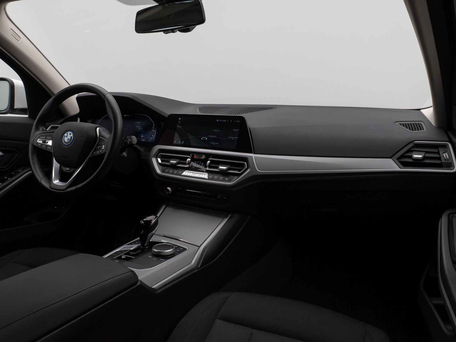 Fahrzeugabbildung BMW 320e  Kamera Laser HUD DAB HiFi Komfort Alarm