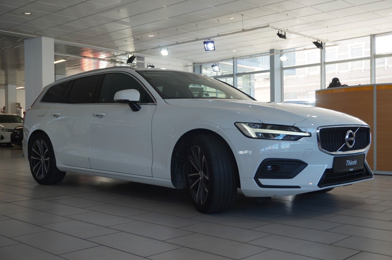 Fahrzeugabbildung Volvo V60 Kombi  MOMENTUM PRO NAVI/LED/KAMERA/SHZ/DAB+
