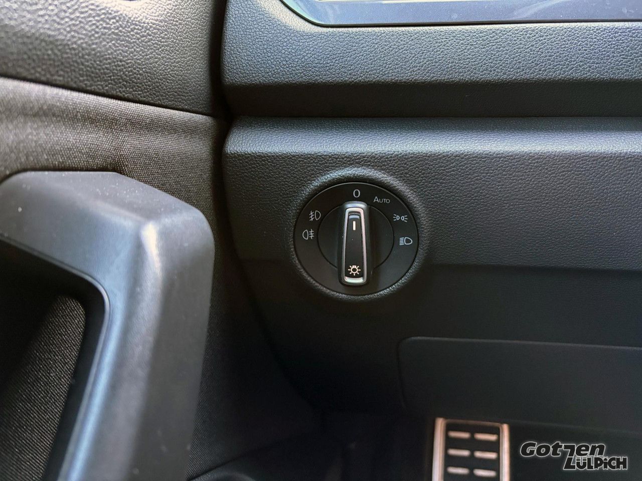 Fahrzeugabbildung Volkswagen T-Roc Sport 1,5TSI Navi LED PDC ACC Winterpaket