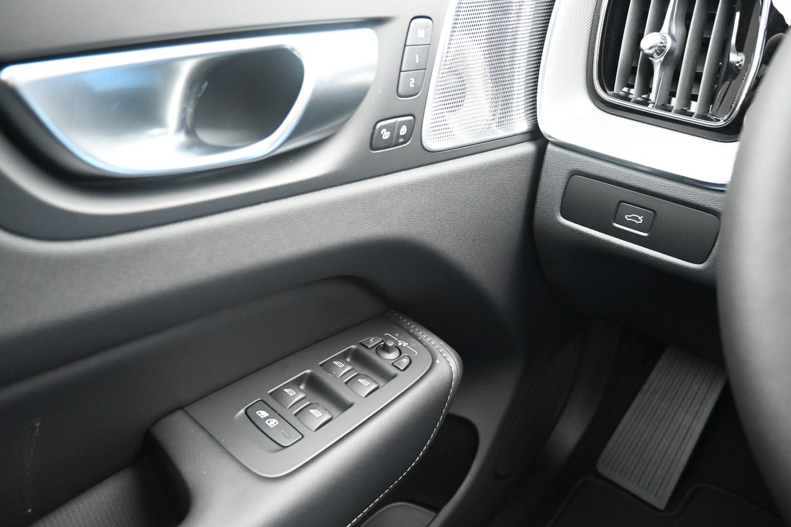 Fahrzeugabbildung Volvo XC60 B5 AWD Ultra Black Edition*360*LUFT*ACC*AHK