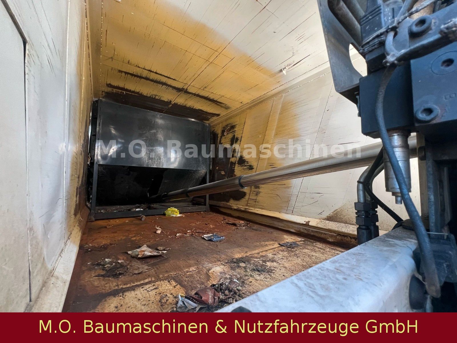Fahrzeugabbildung Mercedes-Benz Antos  2532 /6x2/ L+L /Euro 5 / Brandschaden /