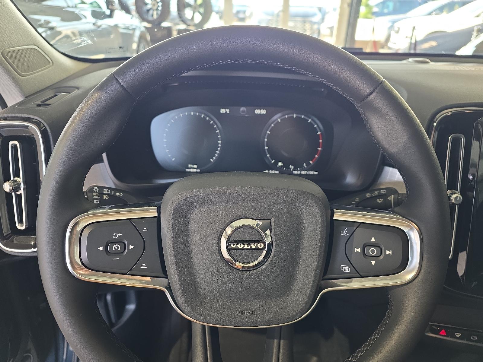 Volvo XC40 T3 Momentum Pro ACC BLIS AHK Kamera LED SHZ