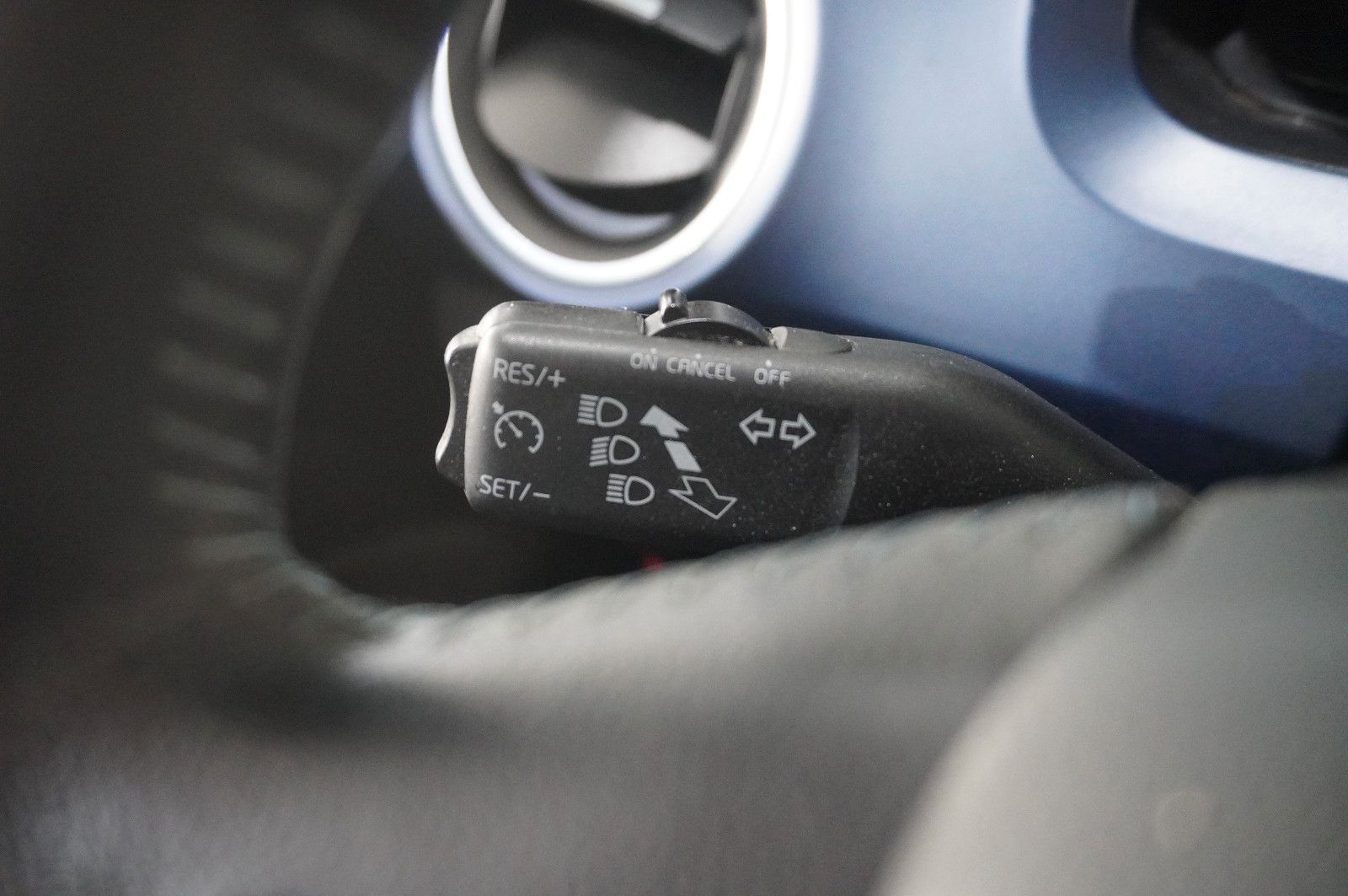 Fahrzeugabbildung SEAT Mii 1.0 CONNECT 5-TÜR NAVI/SPORT/SHZ/PANO./PDC