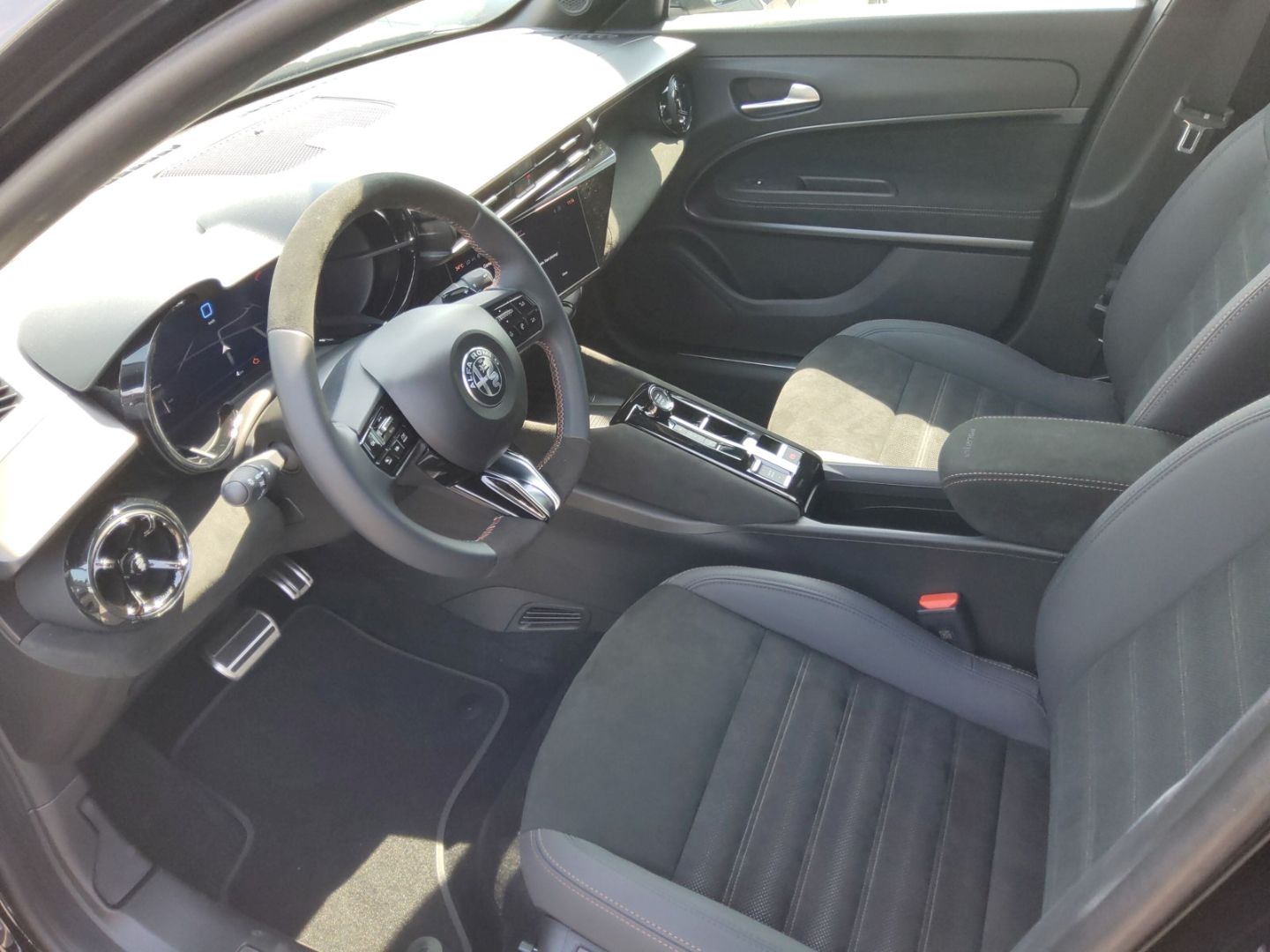 Fahrzeugabbildung Alfa Romeo Junior Elektro Intensa Sondermodell Navi, 360°