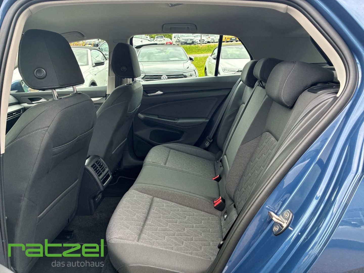 Fahrzeugabbildung Volkswagen Golf VIII Life 1,5 TSI HUD Navi Digitales Cockpi