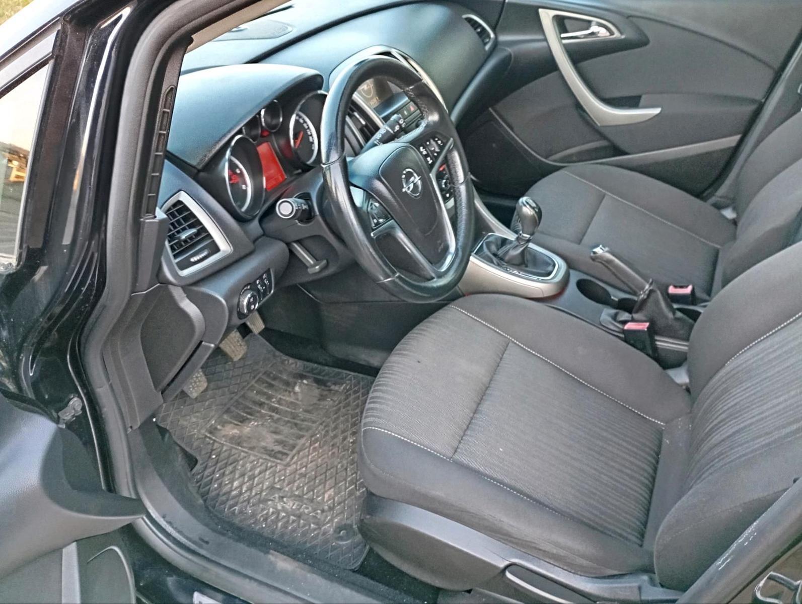 Opel Astra 2011 — photo 6