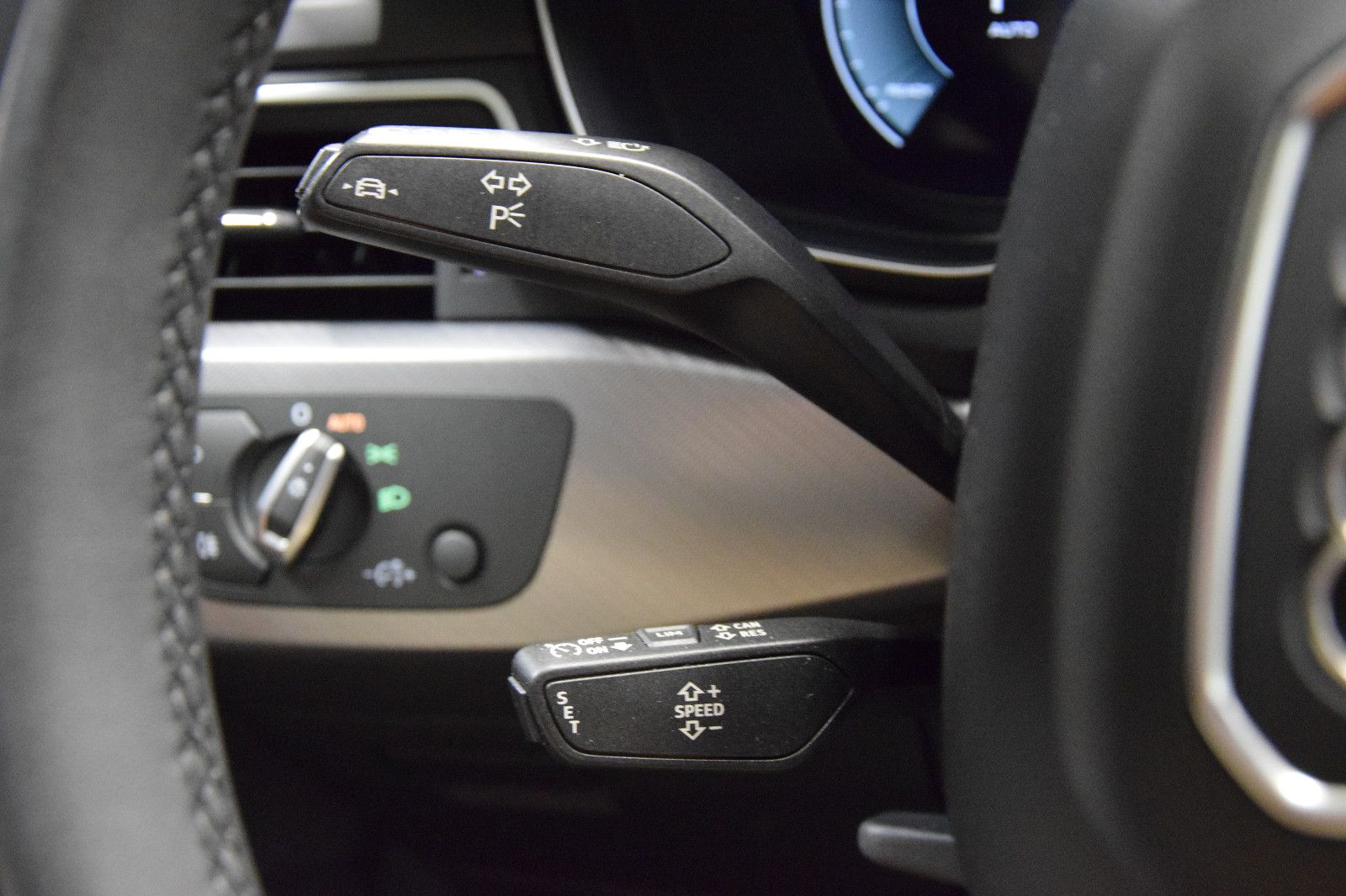 Fahrzeugabbildung Audi A4 Avant 40 TDI S line MATRIX 3-Zonen ACC