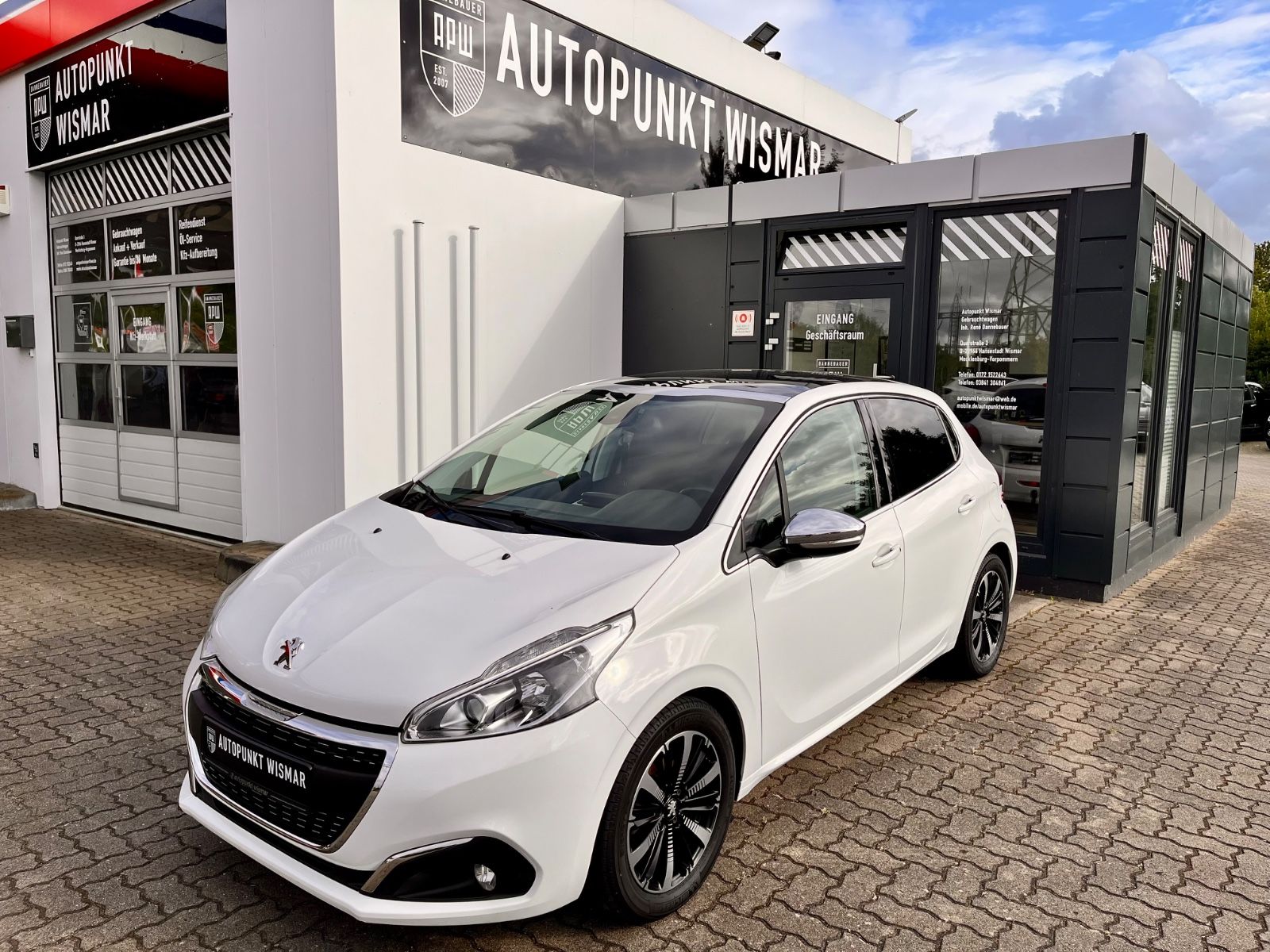 PEUGEOT 208