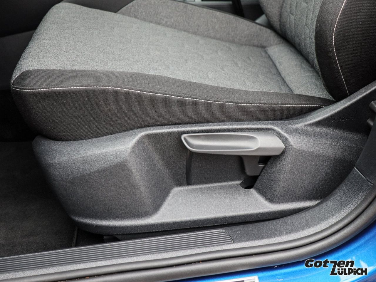 Fahrzeugabbildung Volkswagen T-Roc Move 1.5 TSI Navi Rückfahrkamera AHK LED