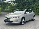 Opel Astra J Lim. Cosmo Xenon*2-Zonen-Klima*Sitzhz.* - Opel Astra Gebrauchtwagen in Aachen