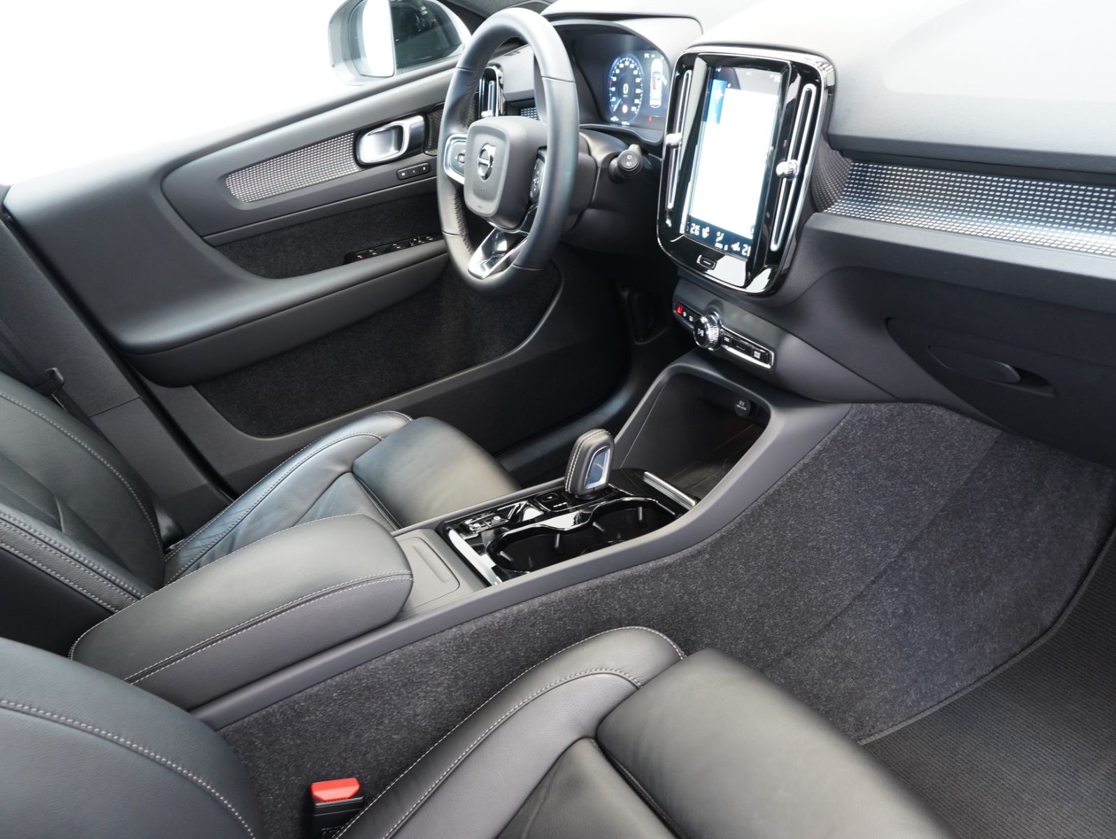 Fahrzeugabbildung Volvo XC40 B4 B R Design LED/NAVI/ACC/LEDER/360°