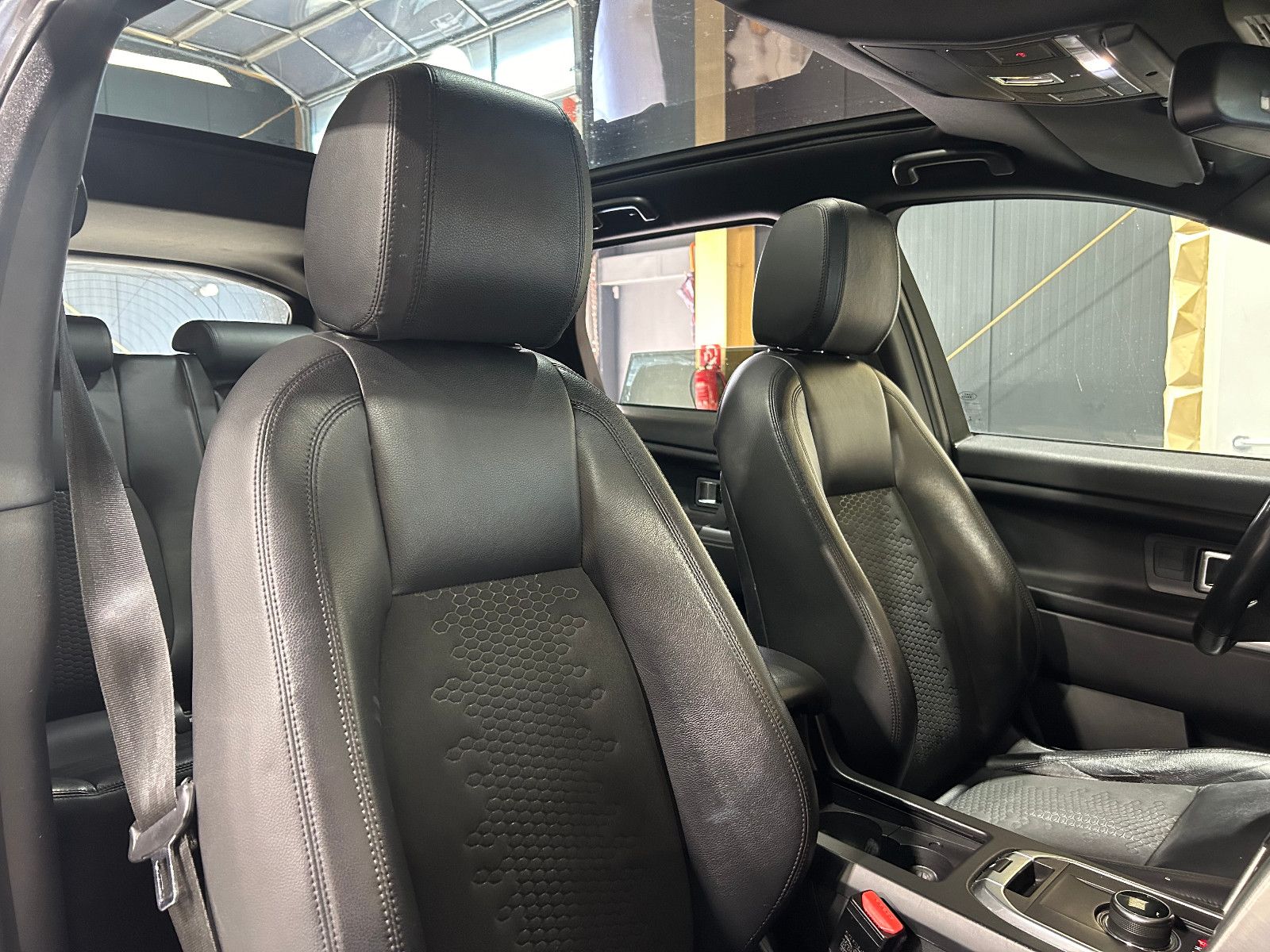 Fahrzeugabbildung Land Rover Discovery Sport SE AWD/PANO/ACC/NAVI/KAMERA/SHZ