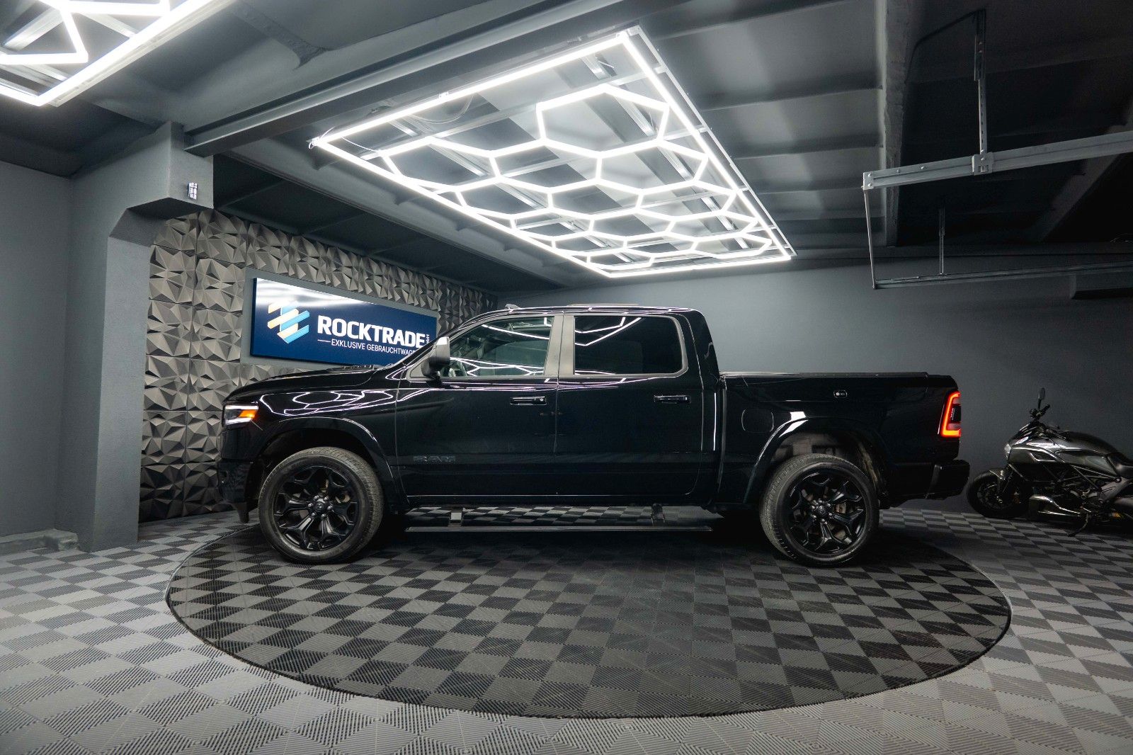 Fahrzeugabbildung Dodge RAM 5.7 V8 HEMI 4x4 LIMITED Offroad 100% Options