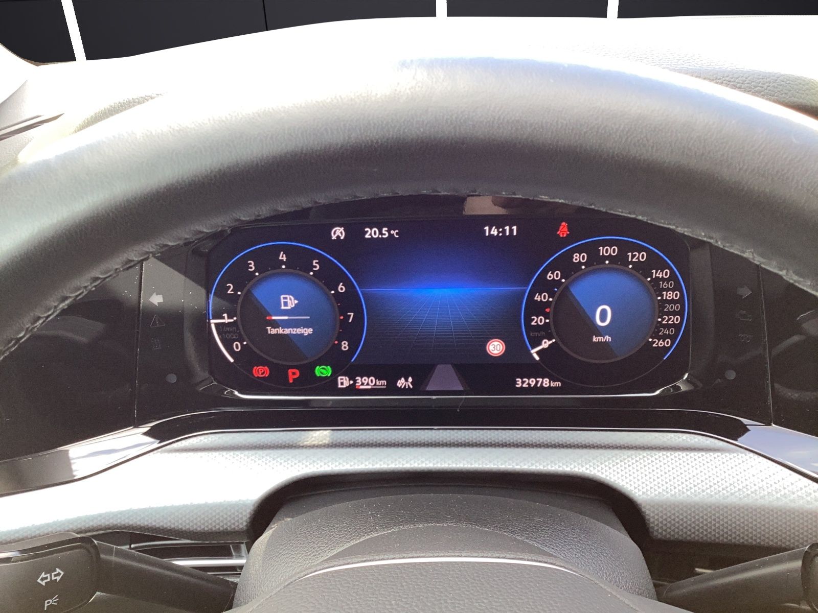 Fahrzeugabbildung Volkswagen Golf VIII eTSI Active DSG LED AHK Navi AID ACC P
