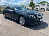 Mercedes-Benz E 200 Avantgarde Lim. PANO/WIDESCREEN/360 KAMERA - Mercedes-Benz E 200 mit Benzin-Antrieb: Panorama-Dach, Limousine