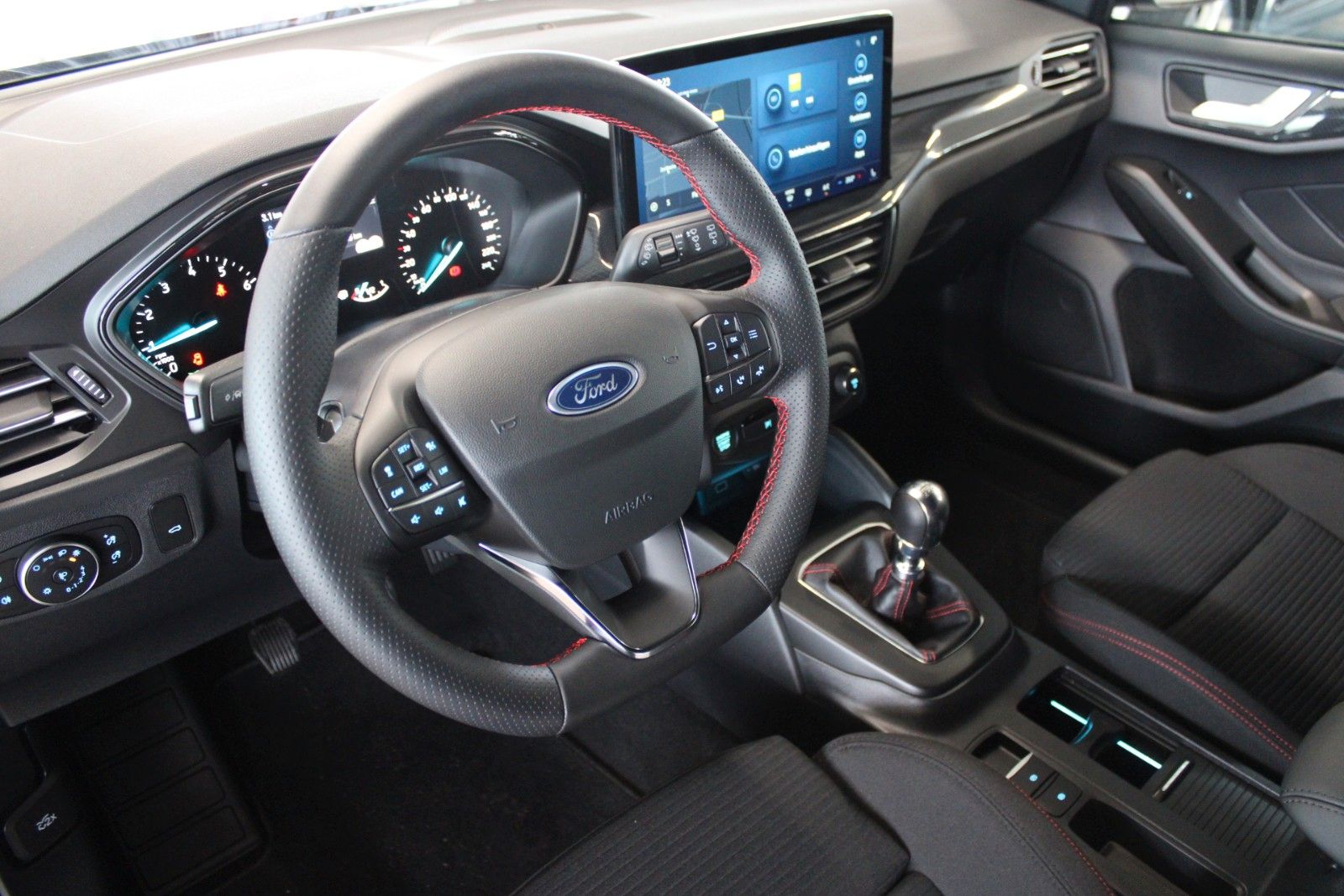 Fahrzeugabbildung Ford Focus ST-Line AHK GJR LED B&O ACC CAM SOFORT