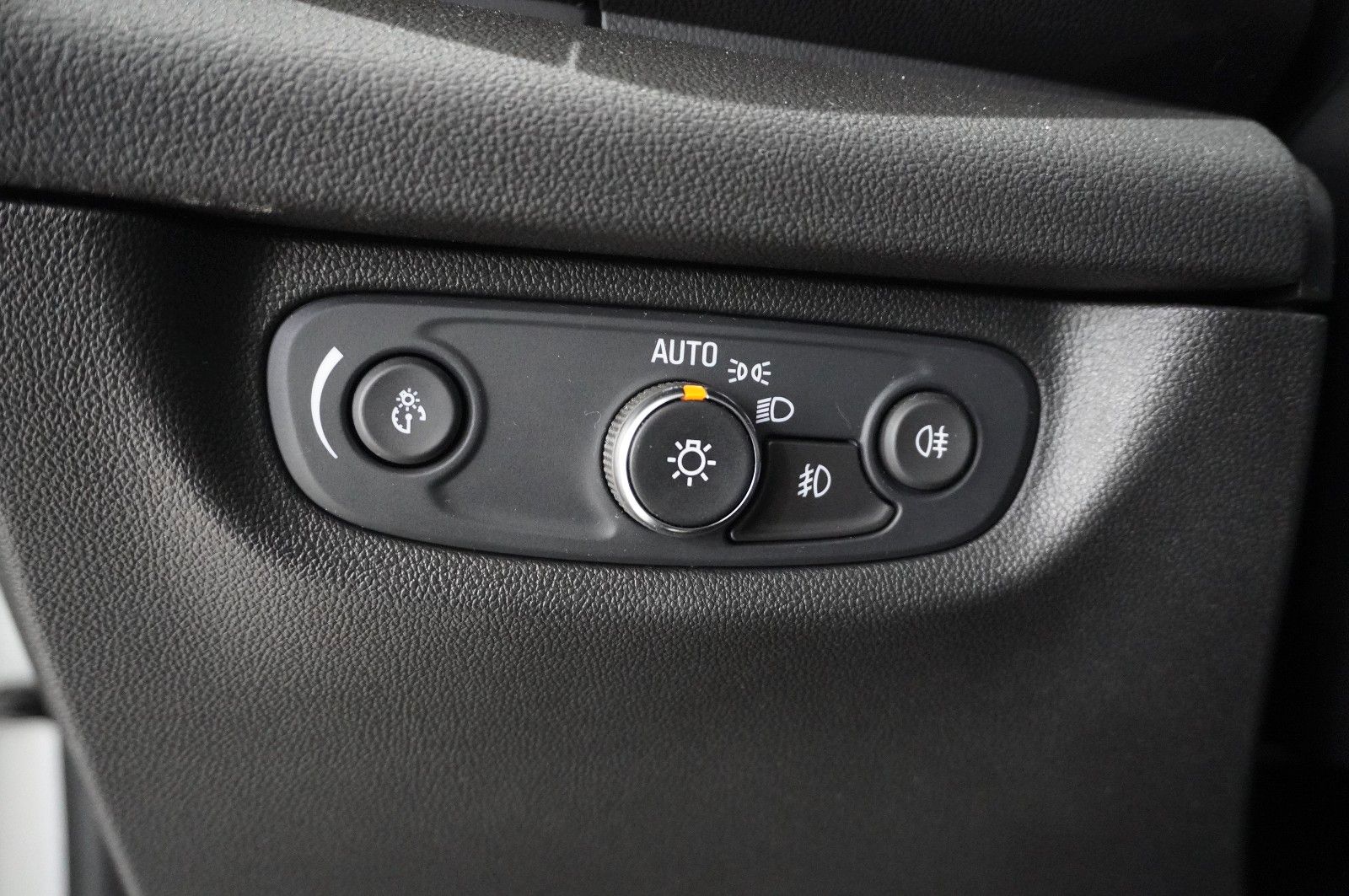 Fahrzeugabbildung Opel Insignia B ST 2.0T ELEGANCE NAVI/LED/VIRT/SH/DAB