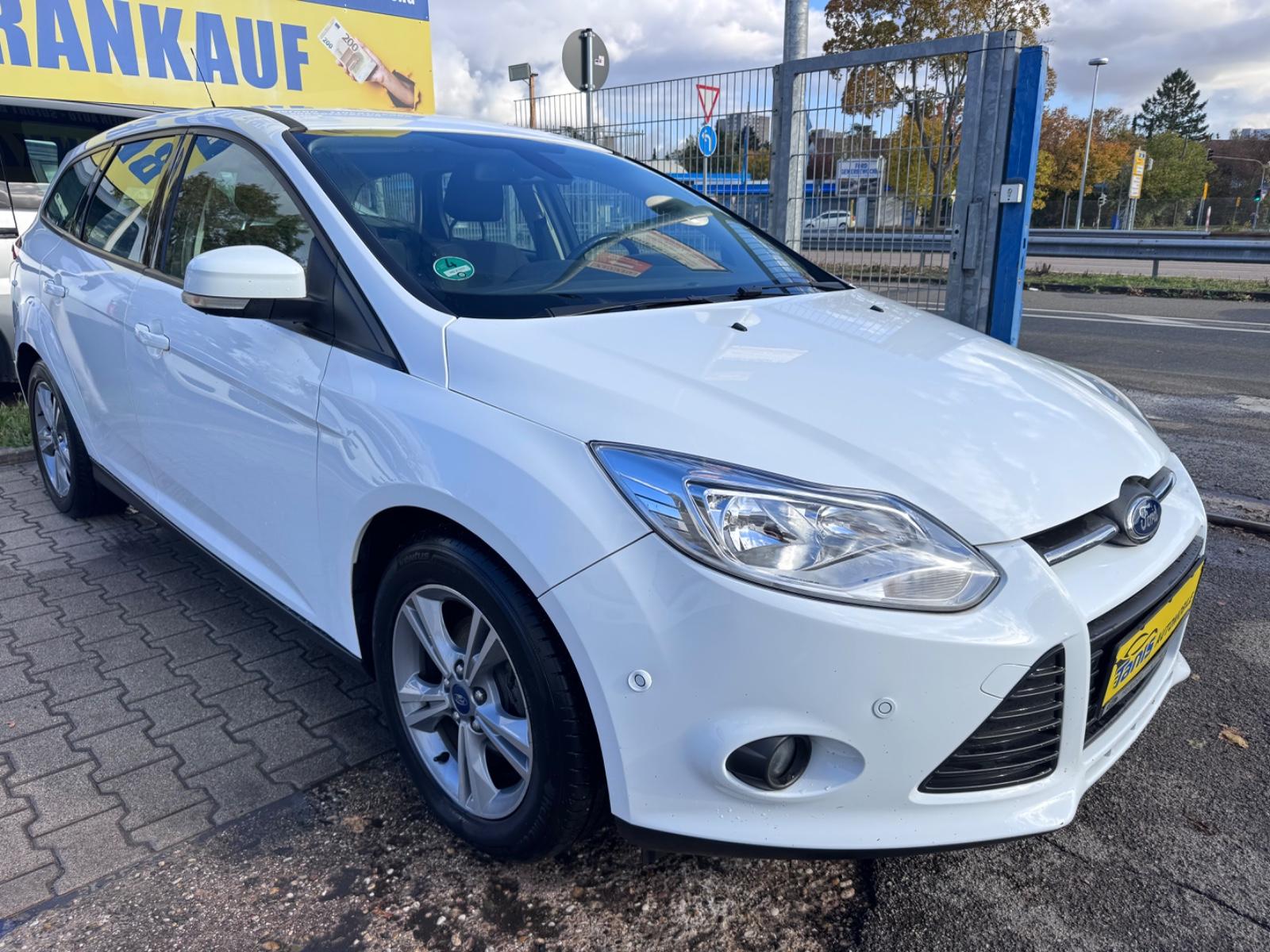 Ford Focus 2013 — interior