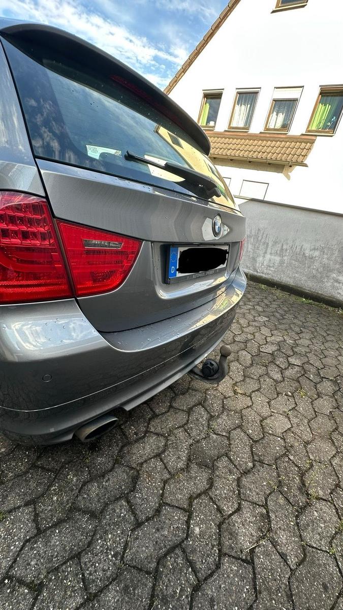 BMW 320 2011 — вигляд ззаду