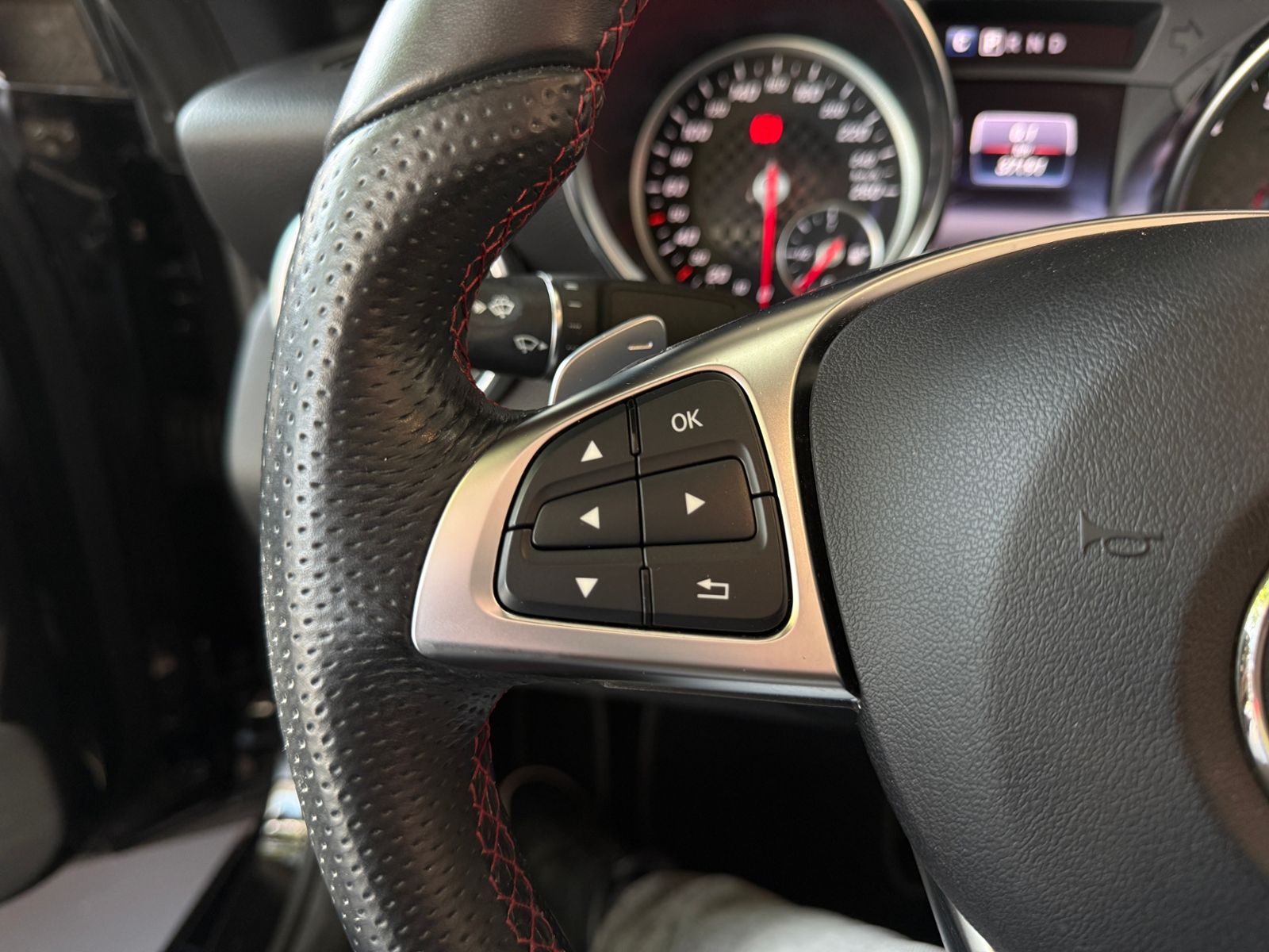 Fahrzeugabbildung Mercedes-Benz SLC 300 AMG MEMORY RFK LED