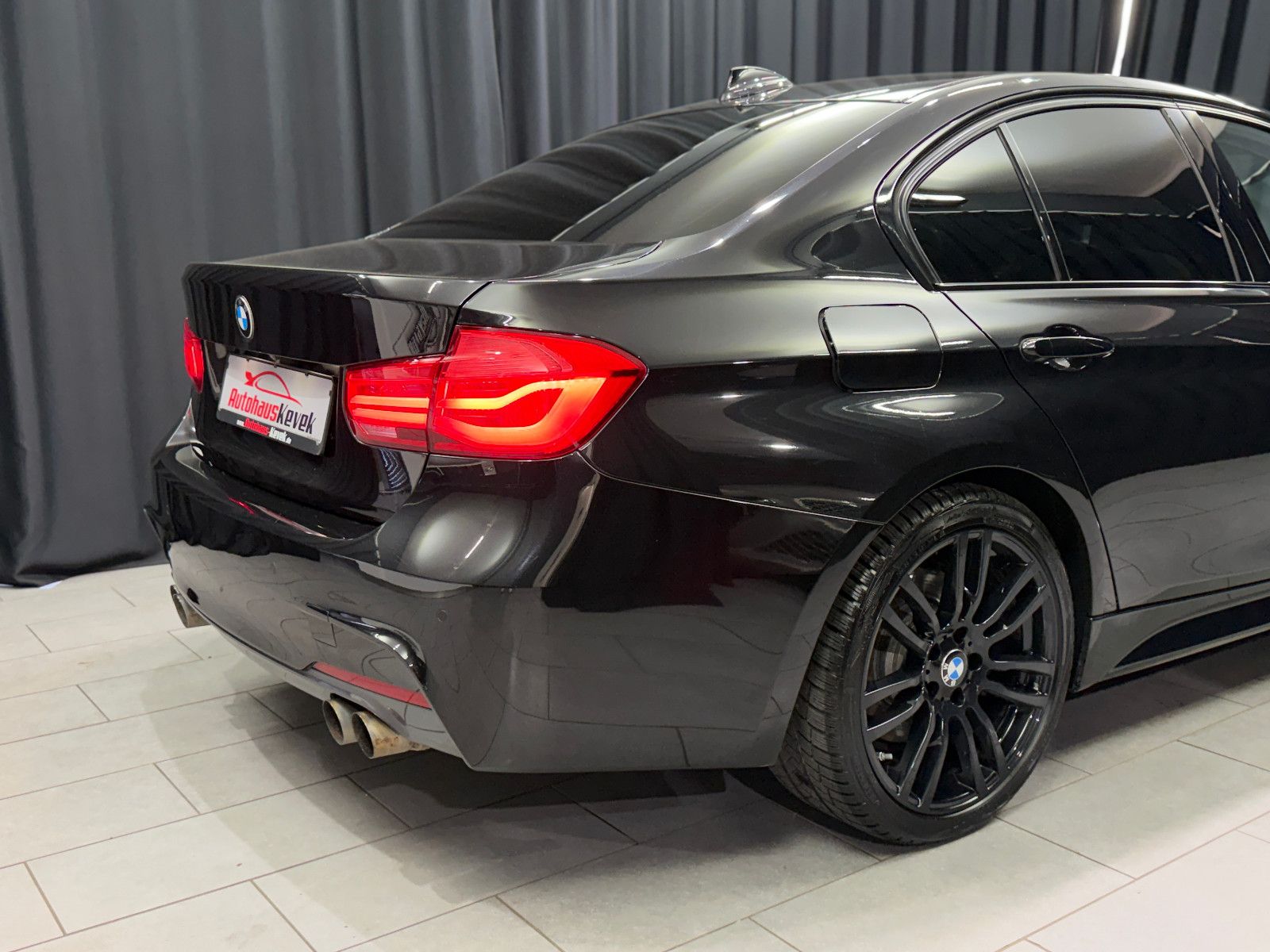 Fahrzeugabbildung BMW 335d xDrive Limo M Sport|H&K|PANO|HuD|VOLL