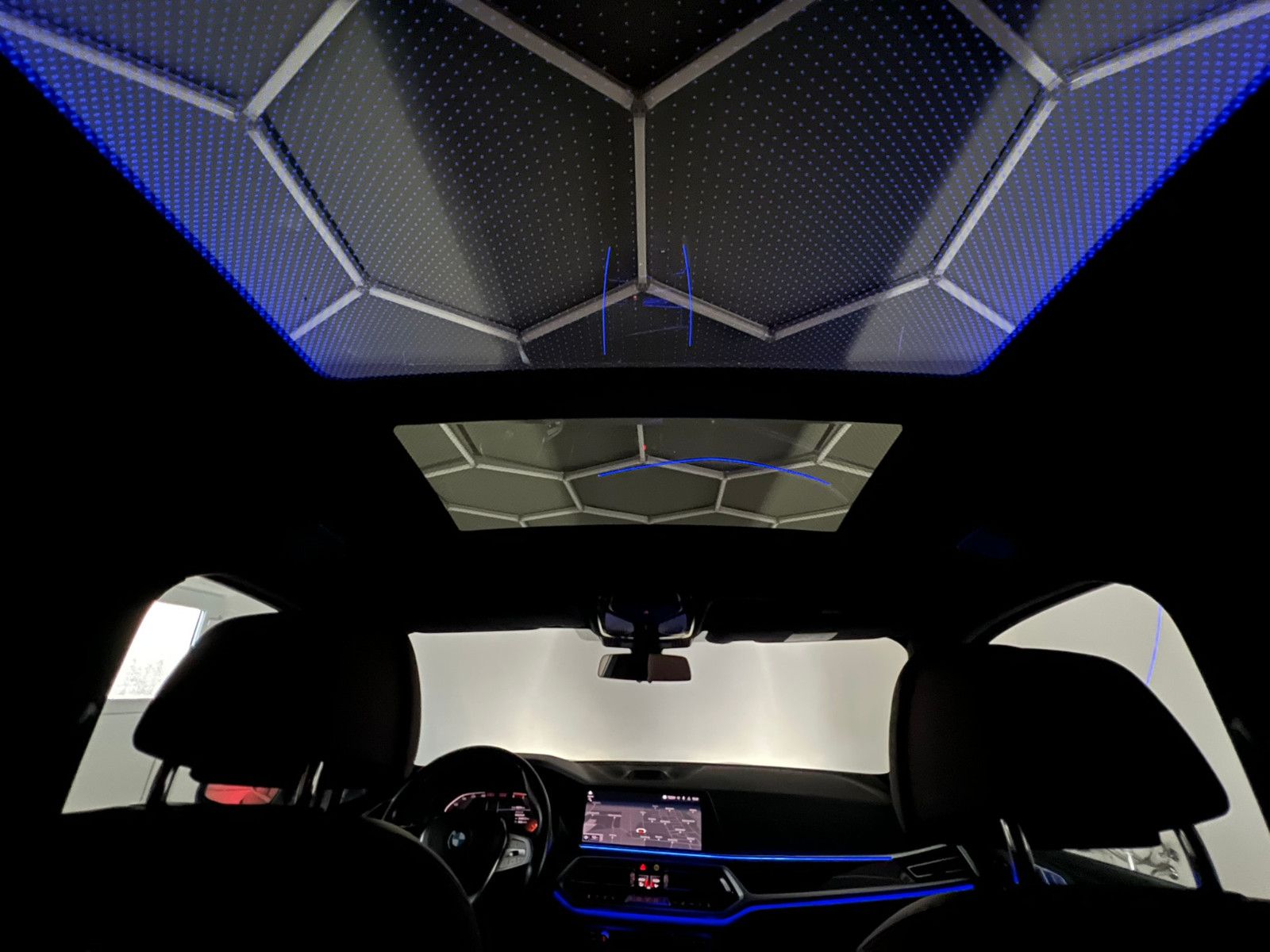 Fahrzeugabbildung BMW X7 xDrive 30d/AHK/B&W/SKYLOUNGE/MASSAGE/7-SITZER