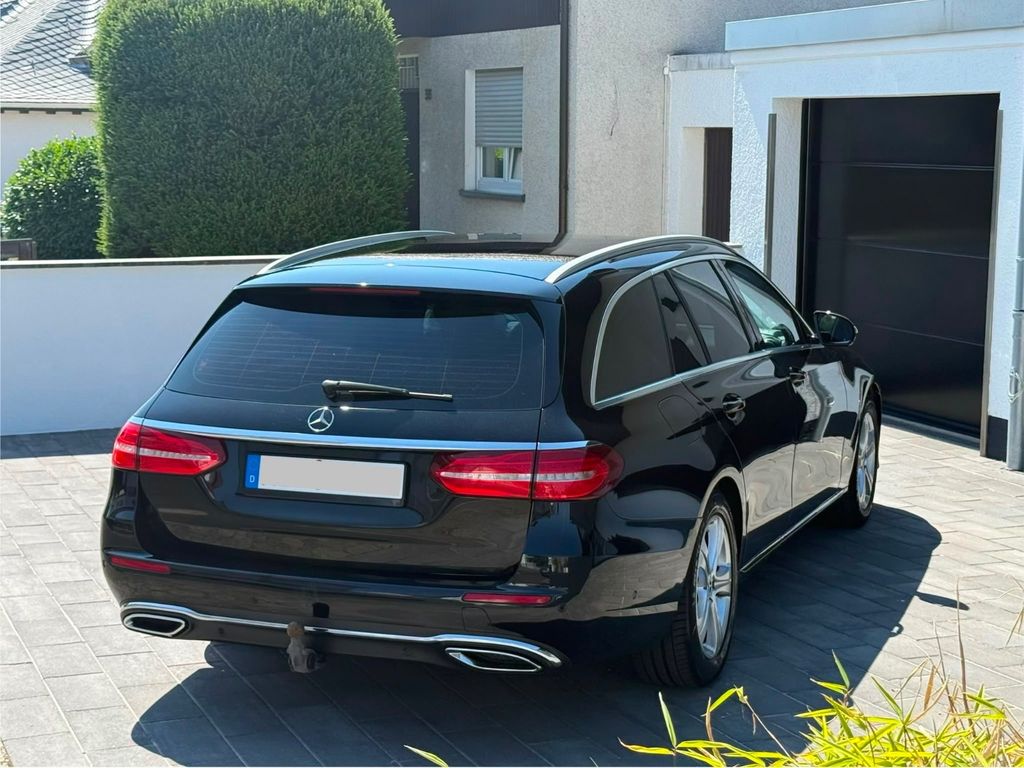 Image of Mercedes-Benz E 220