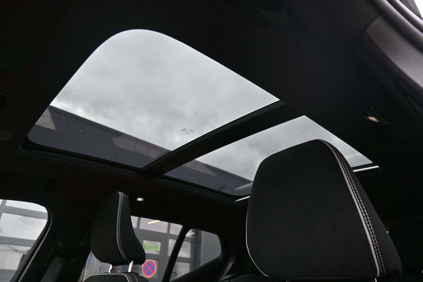 Fahrzeugabbildung Volvo XC40 B4 Ultimate Dark*PANO*STHZ*H&K*360*20"