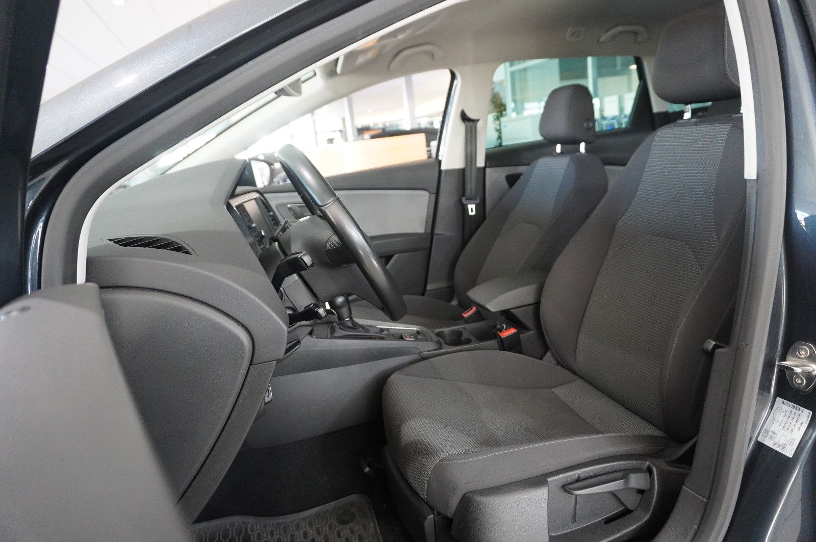 Fahrzeugabbildung SEAT Leon ST 1.6 TDI STYLE DSG NAVI/LED/KAMERA/SH/AHK