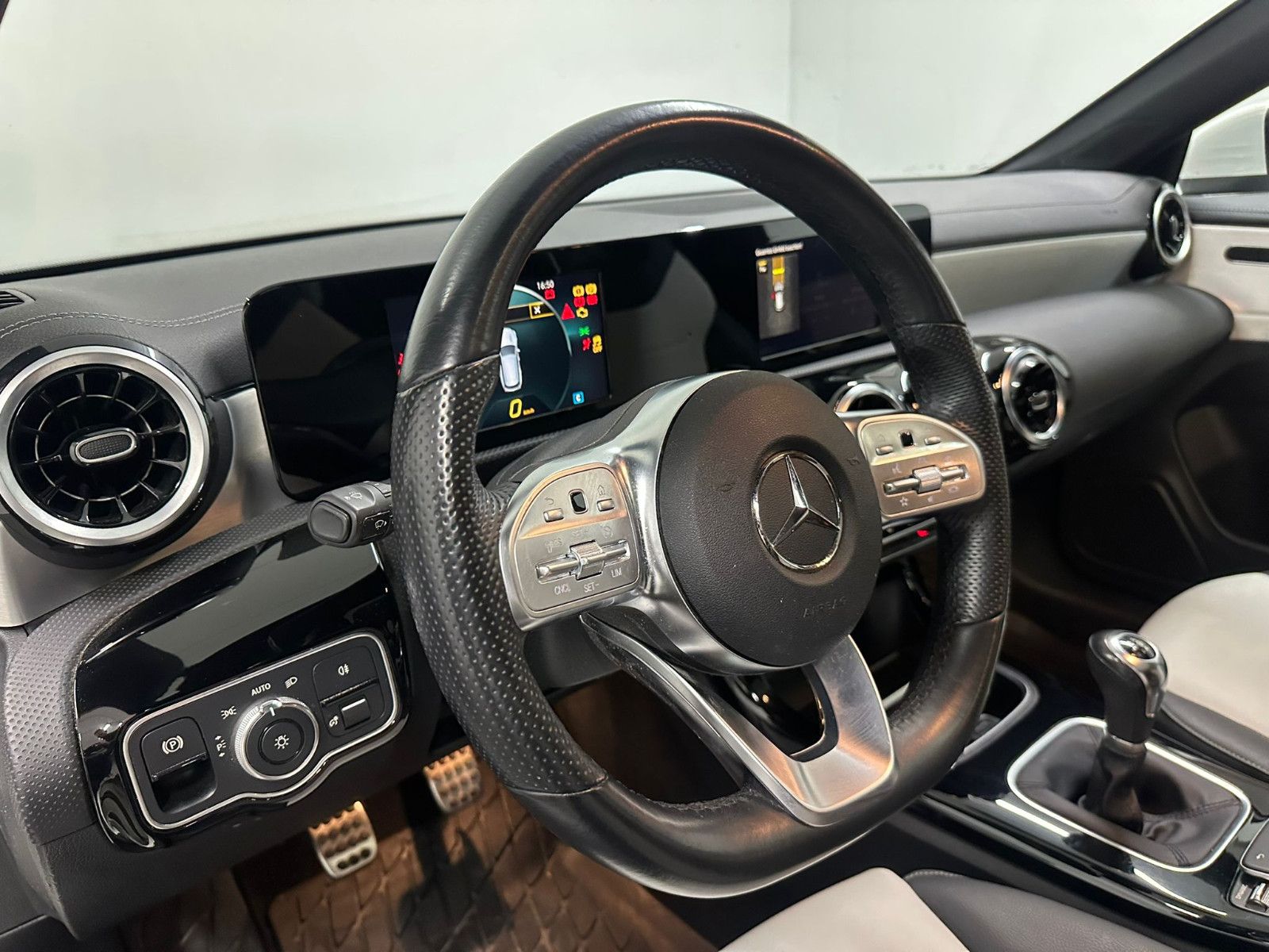 Fahrzeugabbildung Mercedes-Benz CLA 200 SB *AMG-LINE*NAVI*PANORAMA*SH*