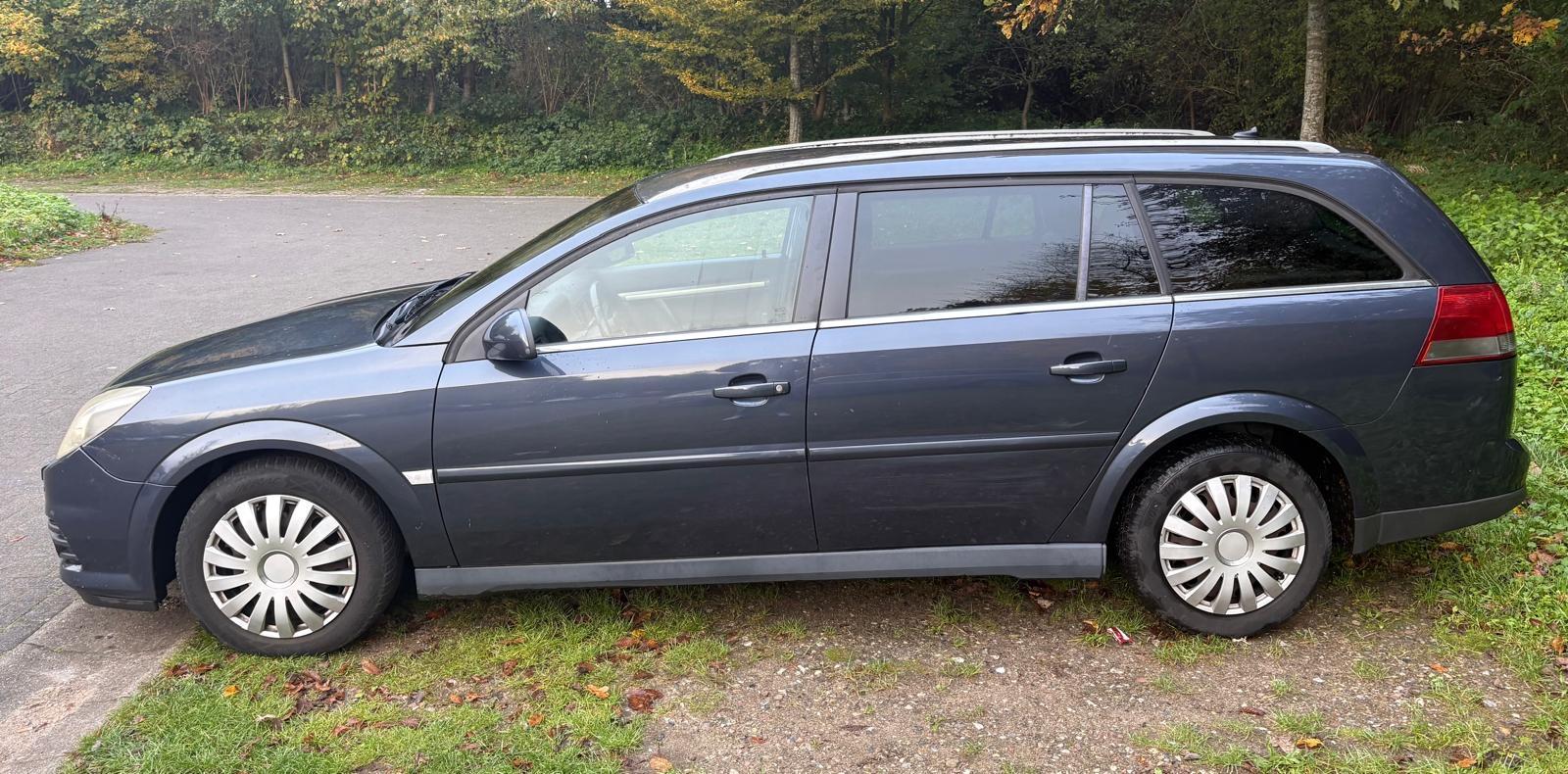 Opel Vectra 2009 — rear view