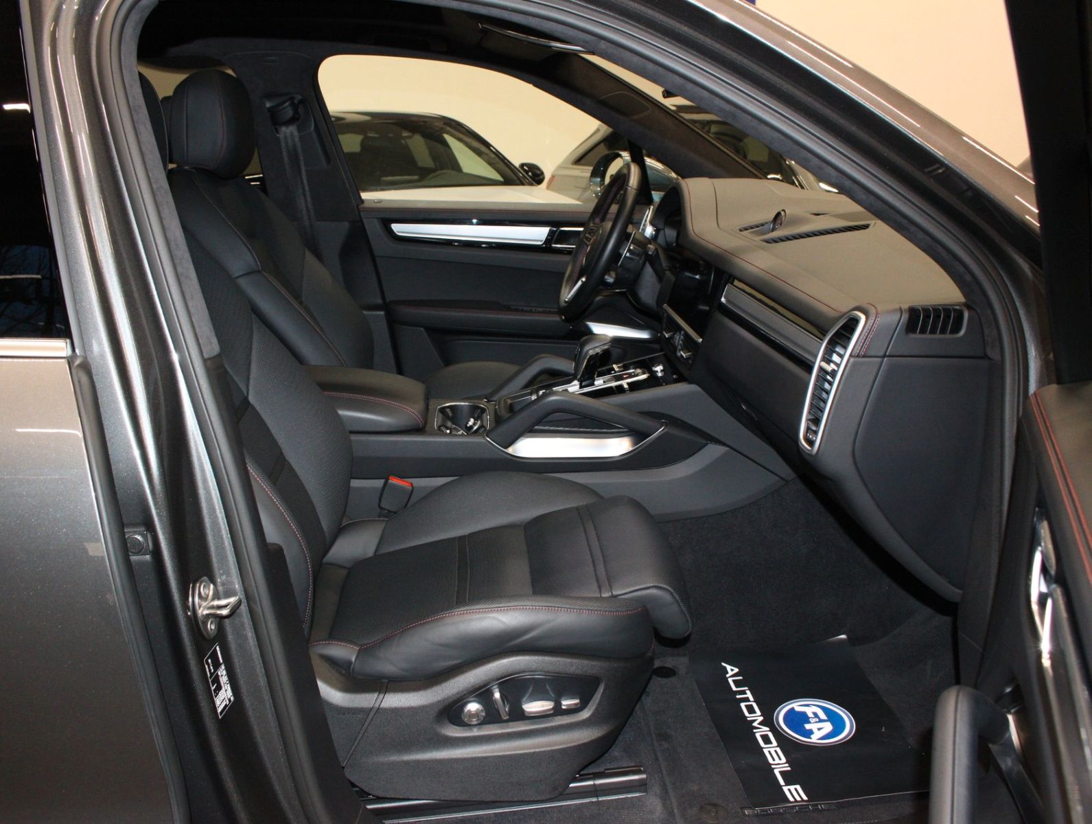 Fahrzeugabbildung Porsche Cayenne Turbo Sport Chrono*Sport Design*VOLL