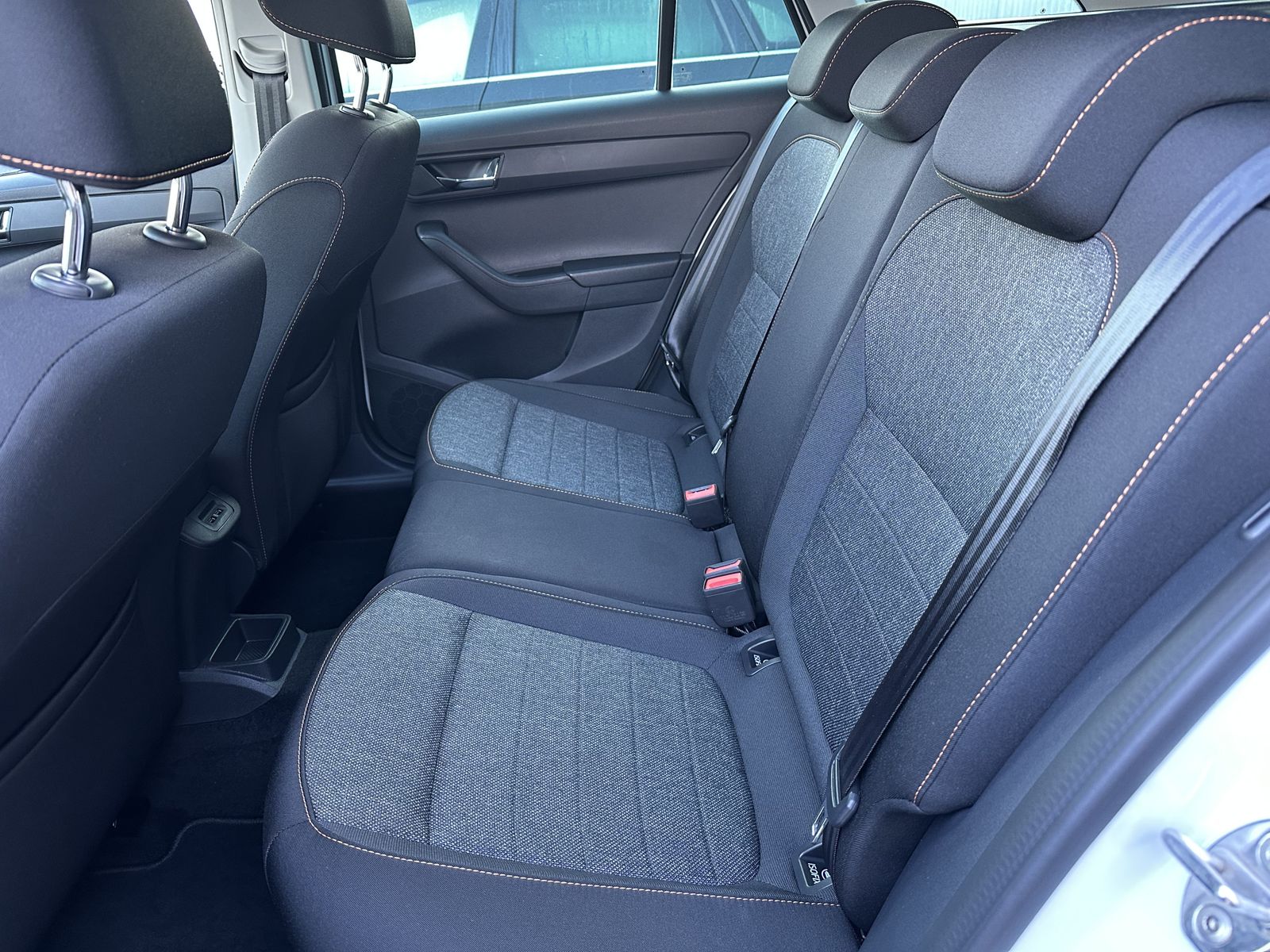 Fahrzeugabbildung SKODA Fabia Combi 1.0 TSI DSG Best of NAV+LED+CARPLAY