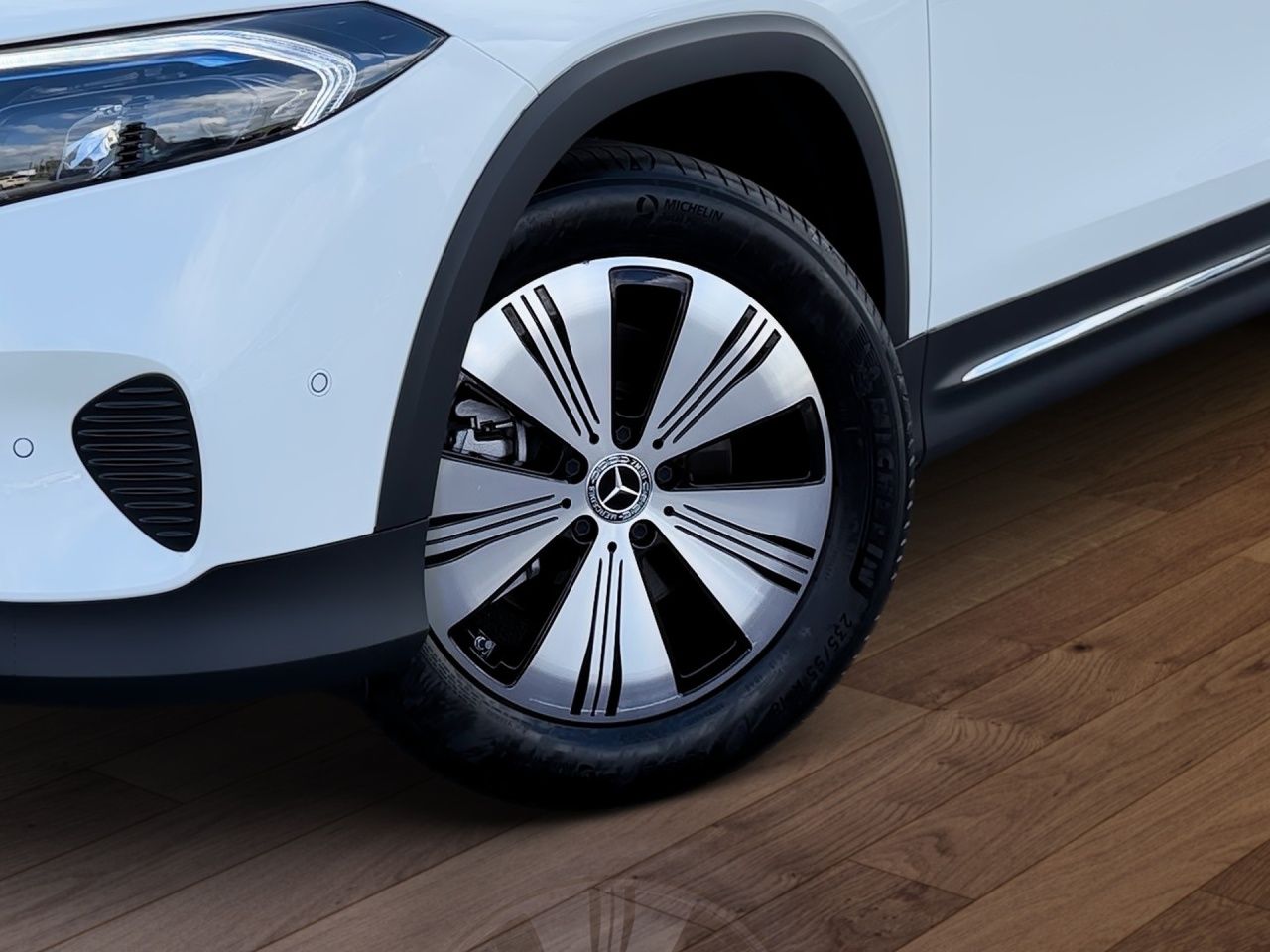 Fahrzeugabbildung Mercedes-Benz EQB 250+ BONUS+DISTRONIC+LENKRADHEIZ+AMBIENTE+