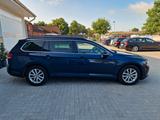 Volkswagen Passat - Volkswagen Passat mit Diesel-Antrieb: Blau, Metallic, Kombi