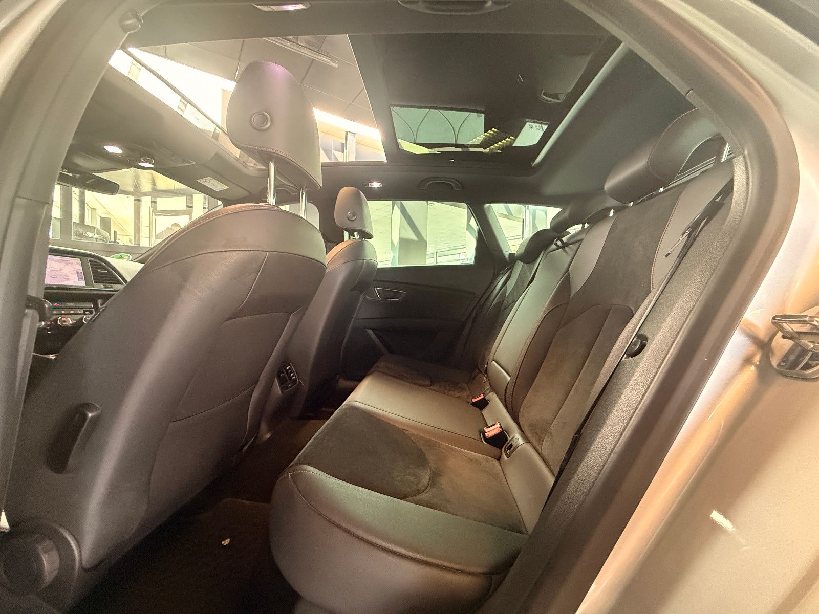 Fahrzeugabbildung SEAT Leon ST FR//ACC/LED/PANORAMA/APPLE-CAR/KAMERA